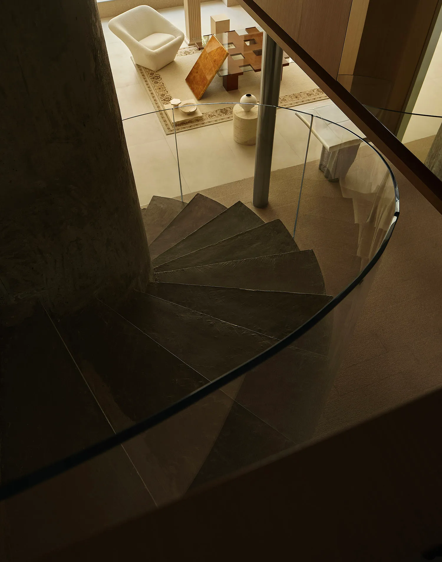現代建築空間，展現玻璃與鋼材打造的樓梯。