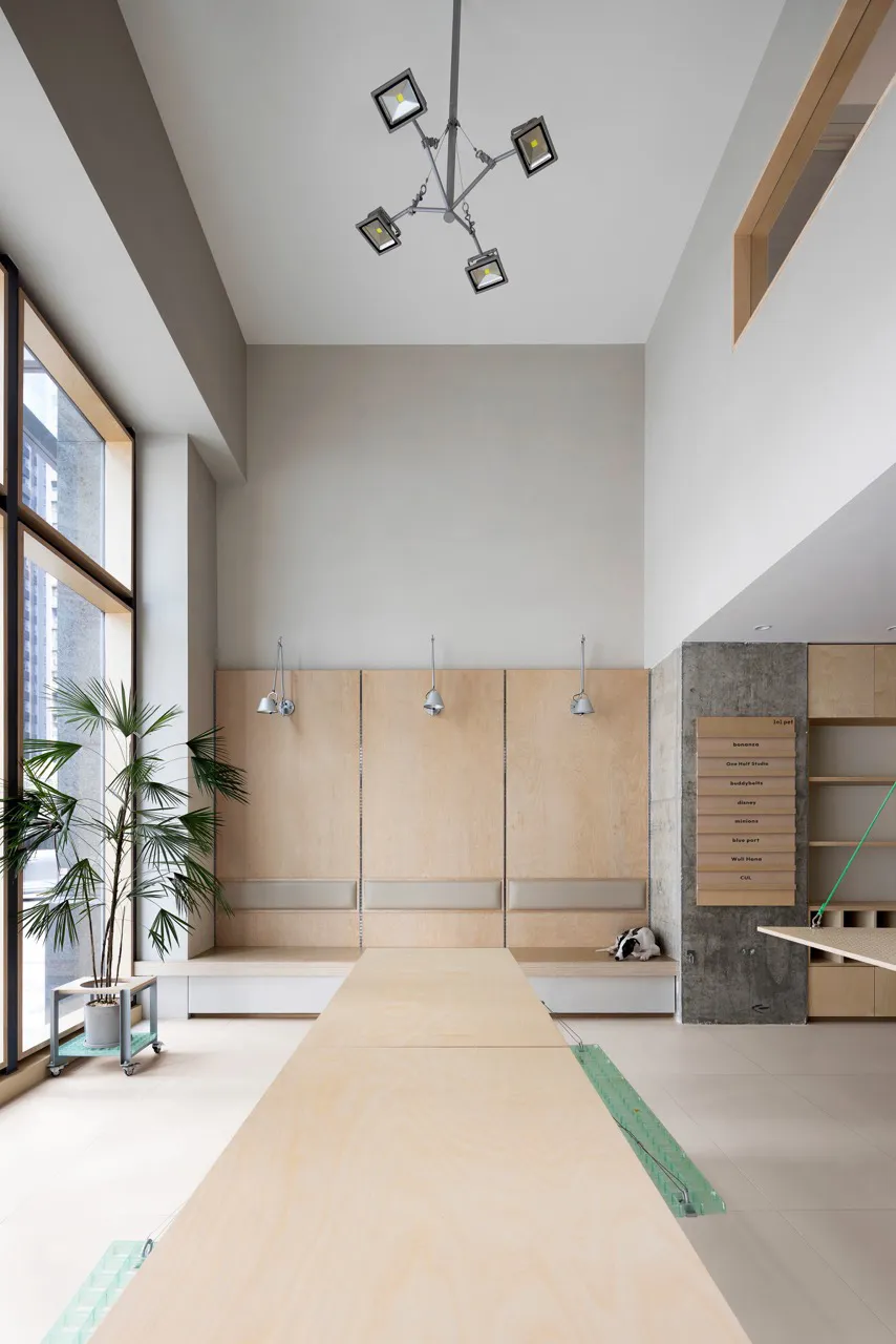 現代工作空間，展現木質牆板、混凝土牆面與玻璃窗。