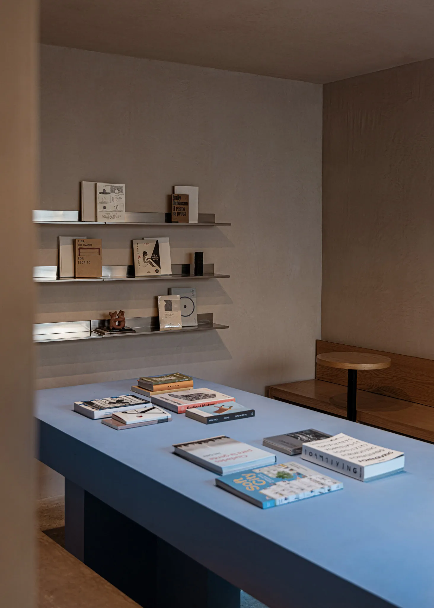 現代書店內的金屬書架展示著各式書籍。