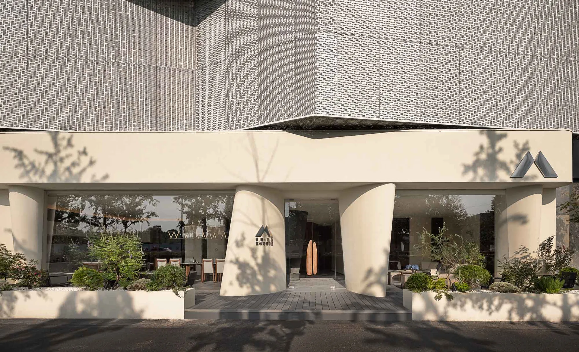 現代店面採用玻璃與石材材質。
