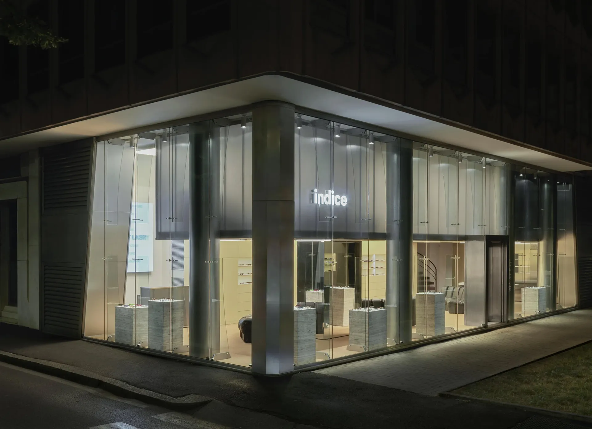 現代零售店面玻璃立面與室內展示