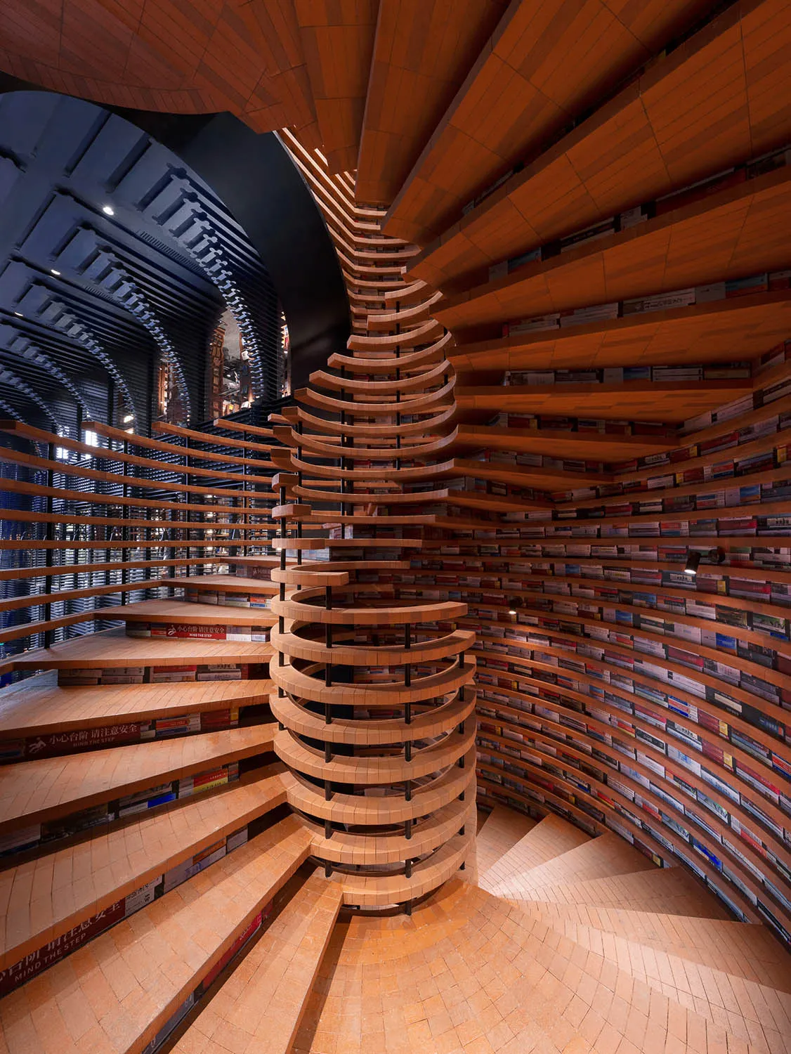 一間工業風格的圖書館，帶有木質建築元素。