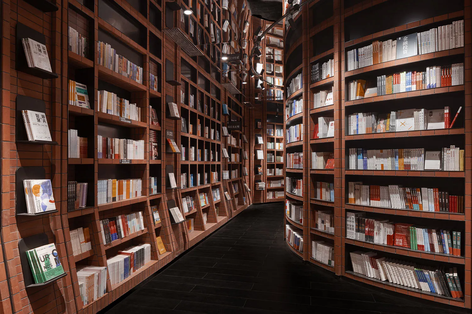 一個現代簡約的圖書館空間,配有磚砌書架,架上擺滿各種尺寸與顏色的書籍。