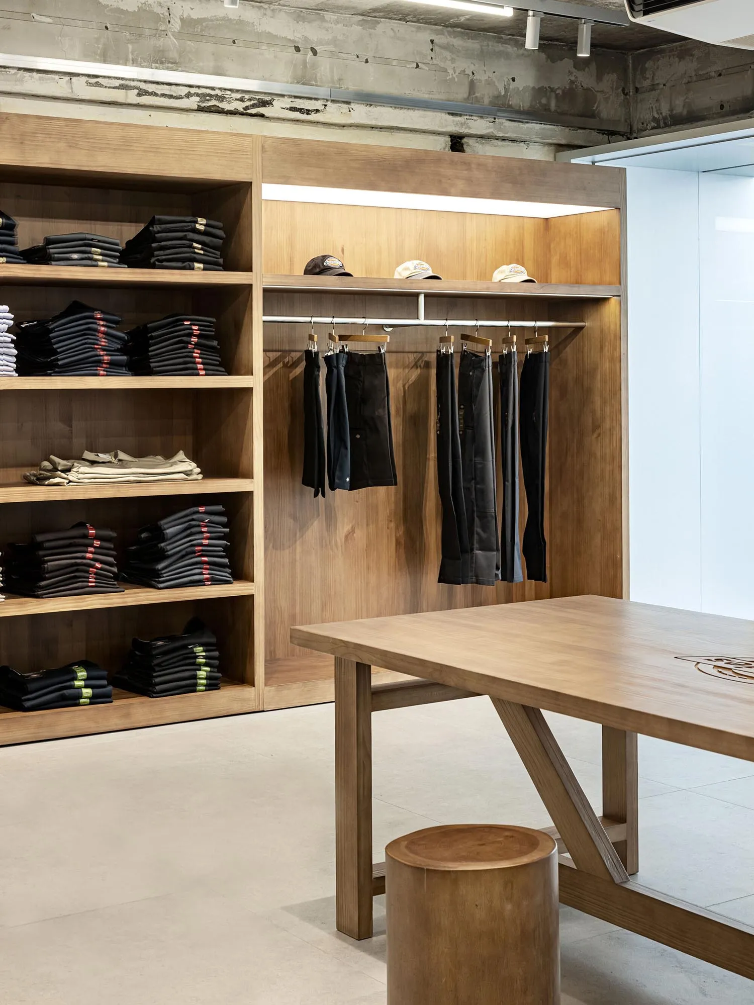 現代零售店內的木質貨架展示服裝商品。