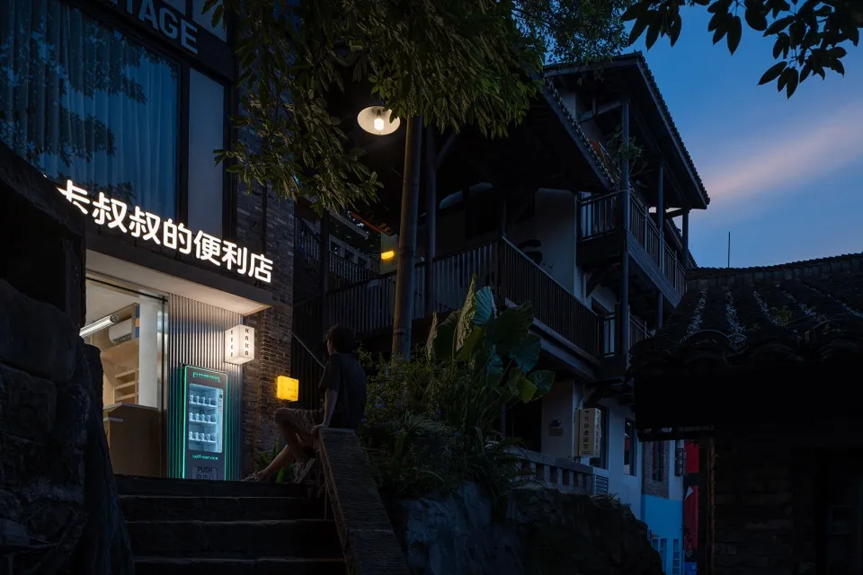 現代零售店面在黃昏時分,招牌燈光亮起,採用混凝土與玻璃材質。