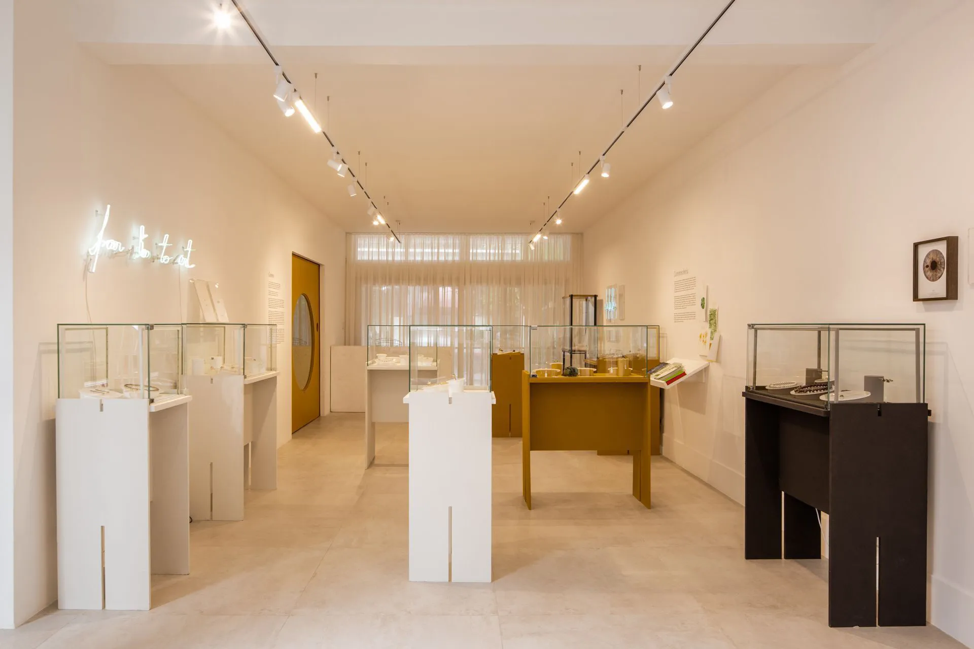 當代展覽空間,陳列現代玻璃展示櫃。