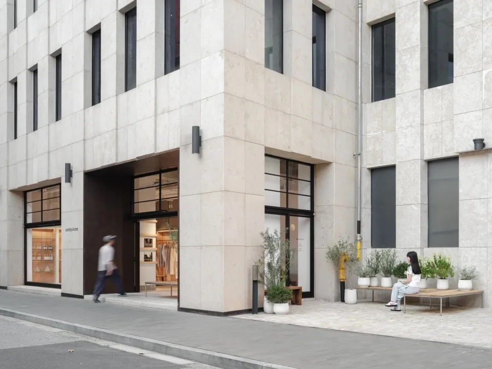 一間時尚現代的零售店面,採用混凝土建築與極簡美學。