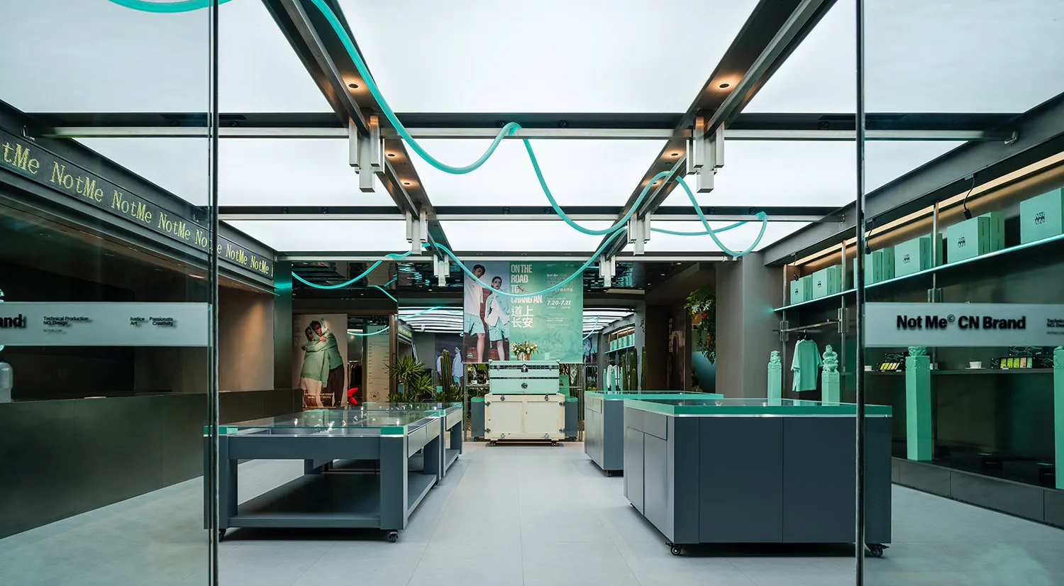 現代零售店面,採用綠色主題內裝,搭配俐落極簡家具與燈光。