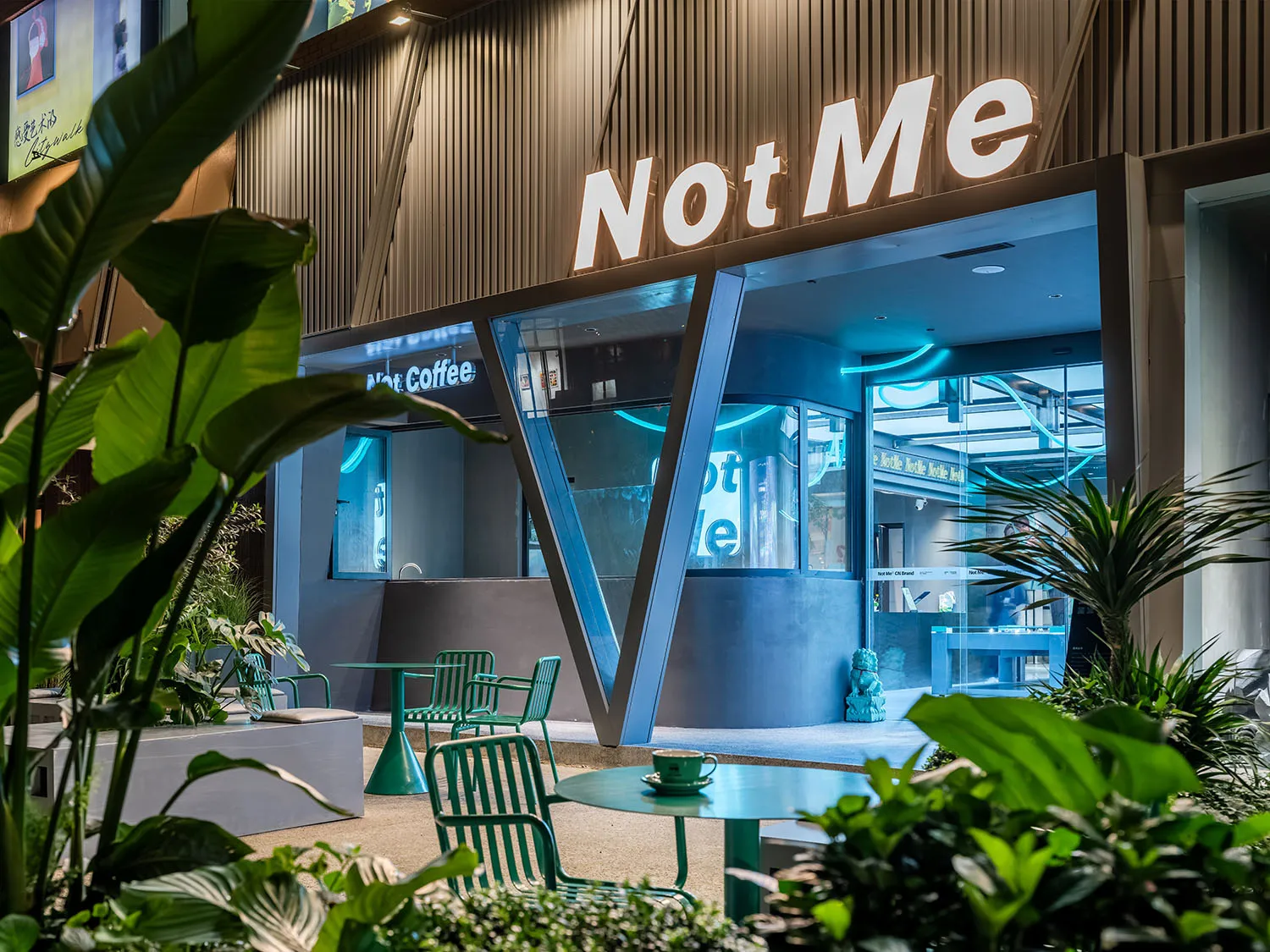 咖啡廳的現代玻璃店面,搭配流線金屬裝飾與混凝土地板。