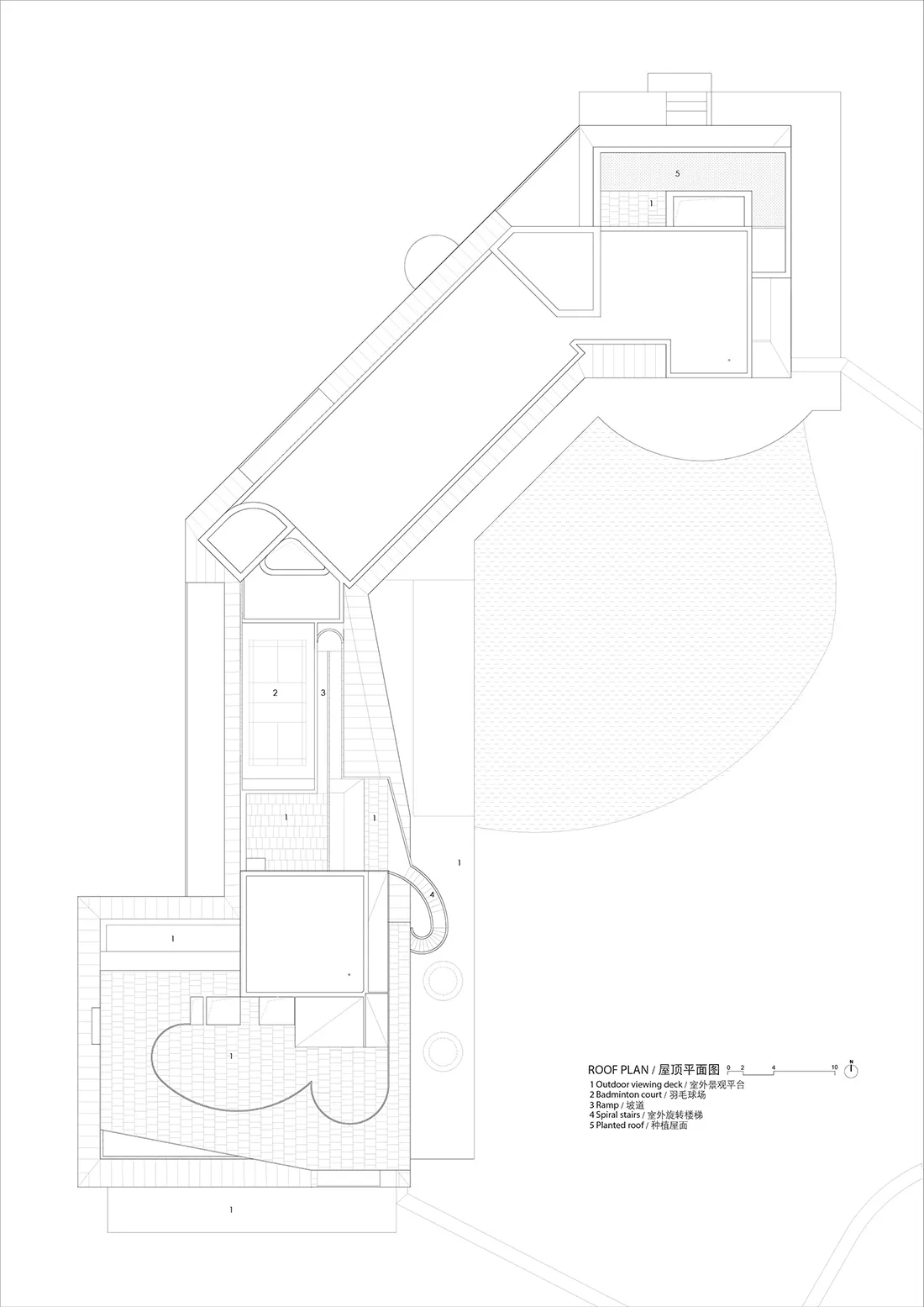 一張詳細的建築屋頂平面圖,標示包含戶外觀景平台、羽毛球場、坡道、spi