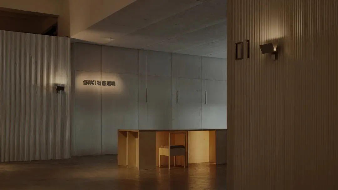 極簡大廳採用混凝土質感,設有桌台與休息區。