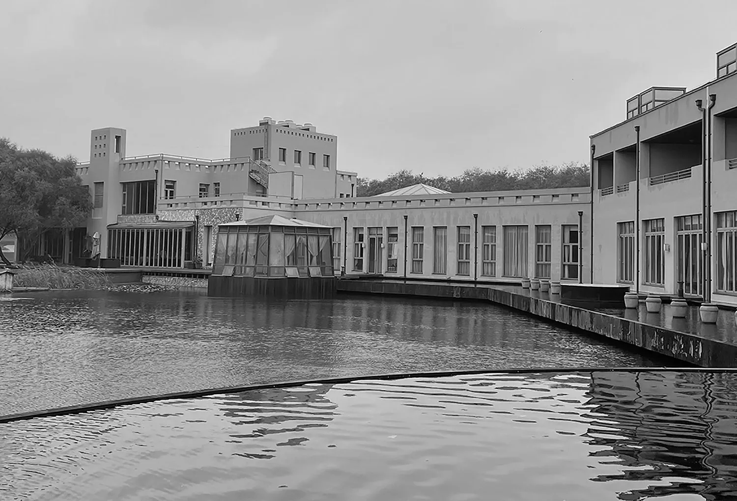 一棟水岸現代建築，採用混凝土、玻璃與金屬元素。
