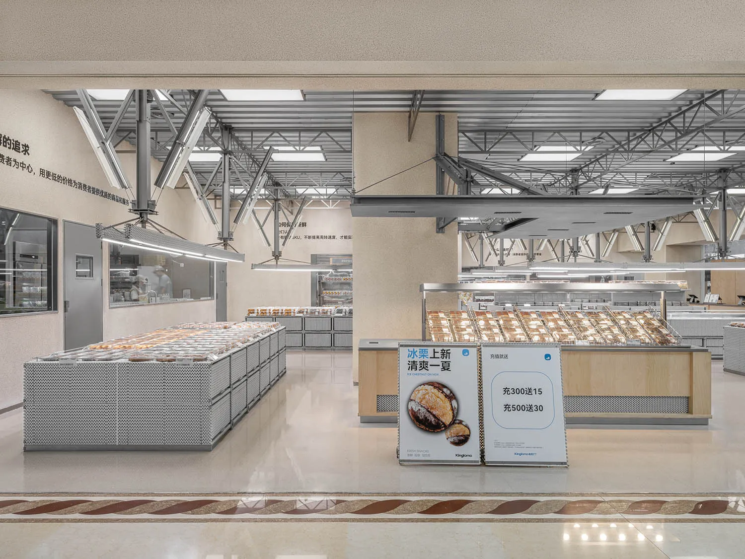 現代雜貨店美食廣場,採用金屬肯佐、木質層架、瓷磚地板與玻璃展示櫃。