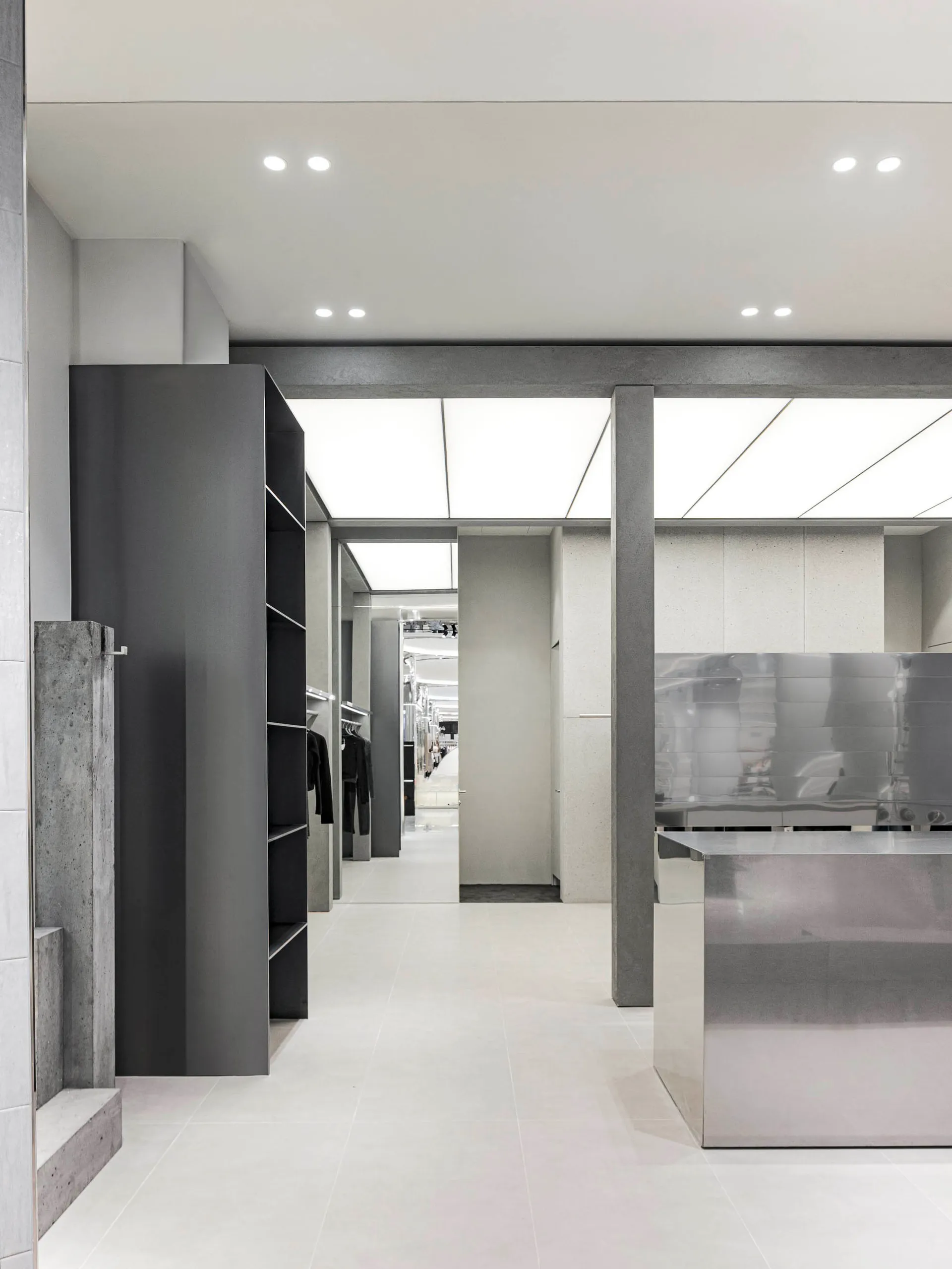 極簡風格的服裝零售店,採用混凝土、金屬與玻璃材質。
