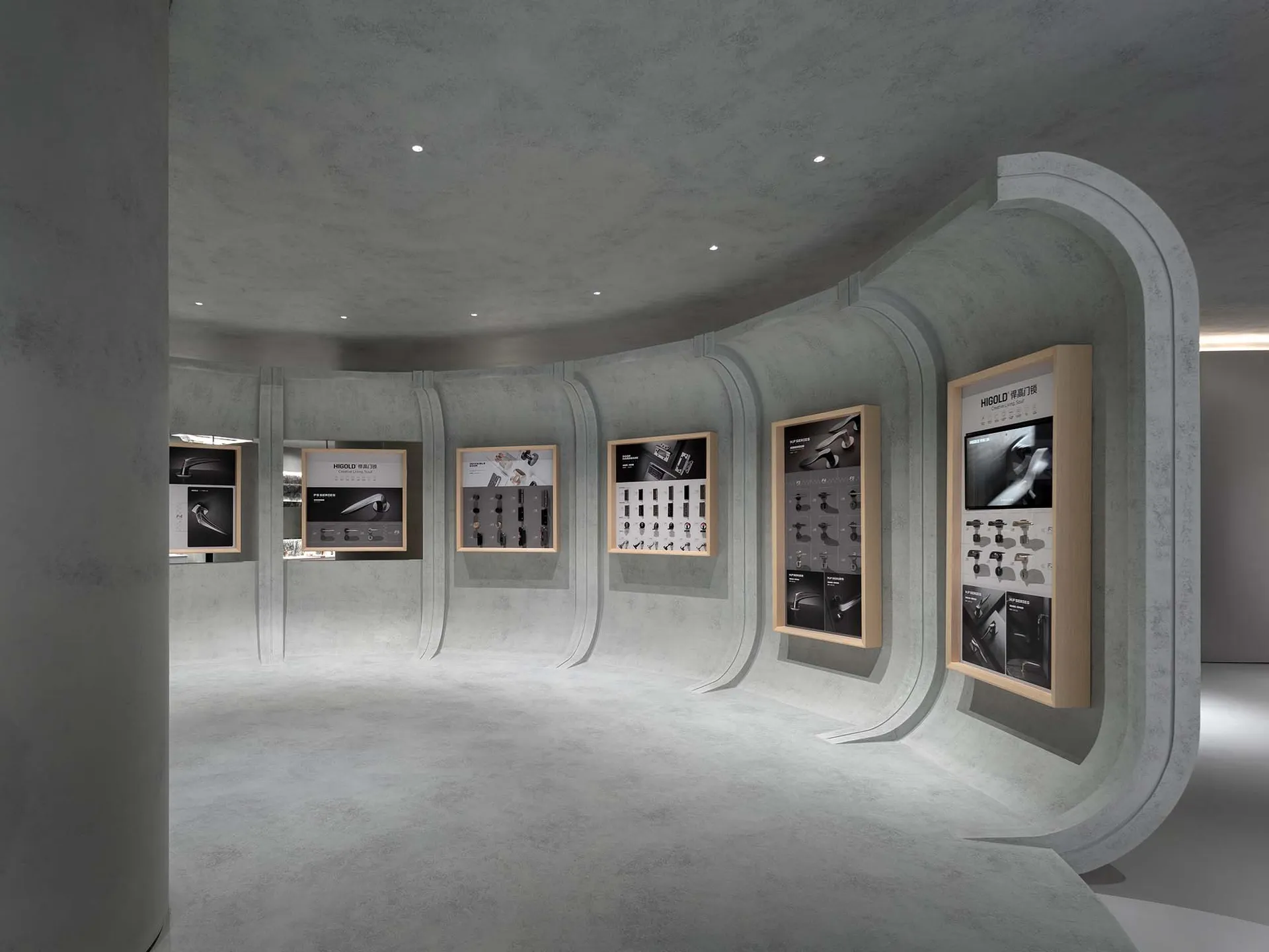 展示空間內，混凝土牆面上陳列著各式產品。