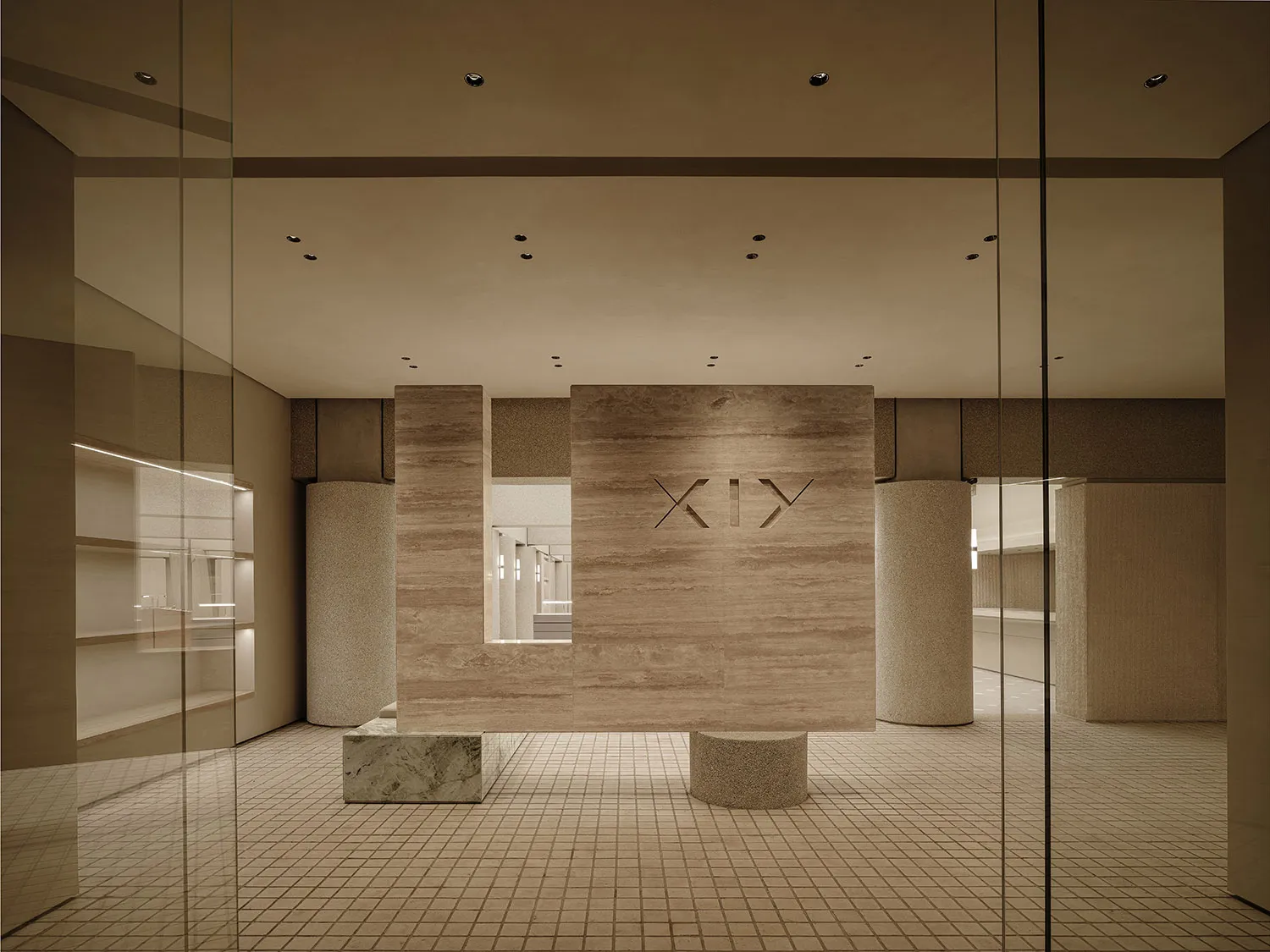 一間極簡風格的零售店,鋪設水磨石地板。