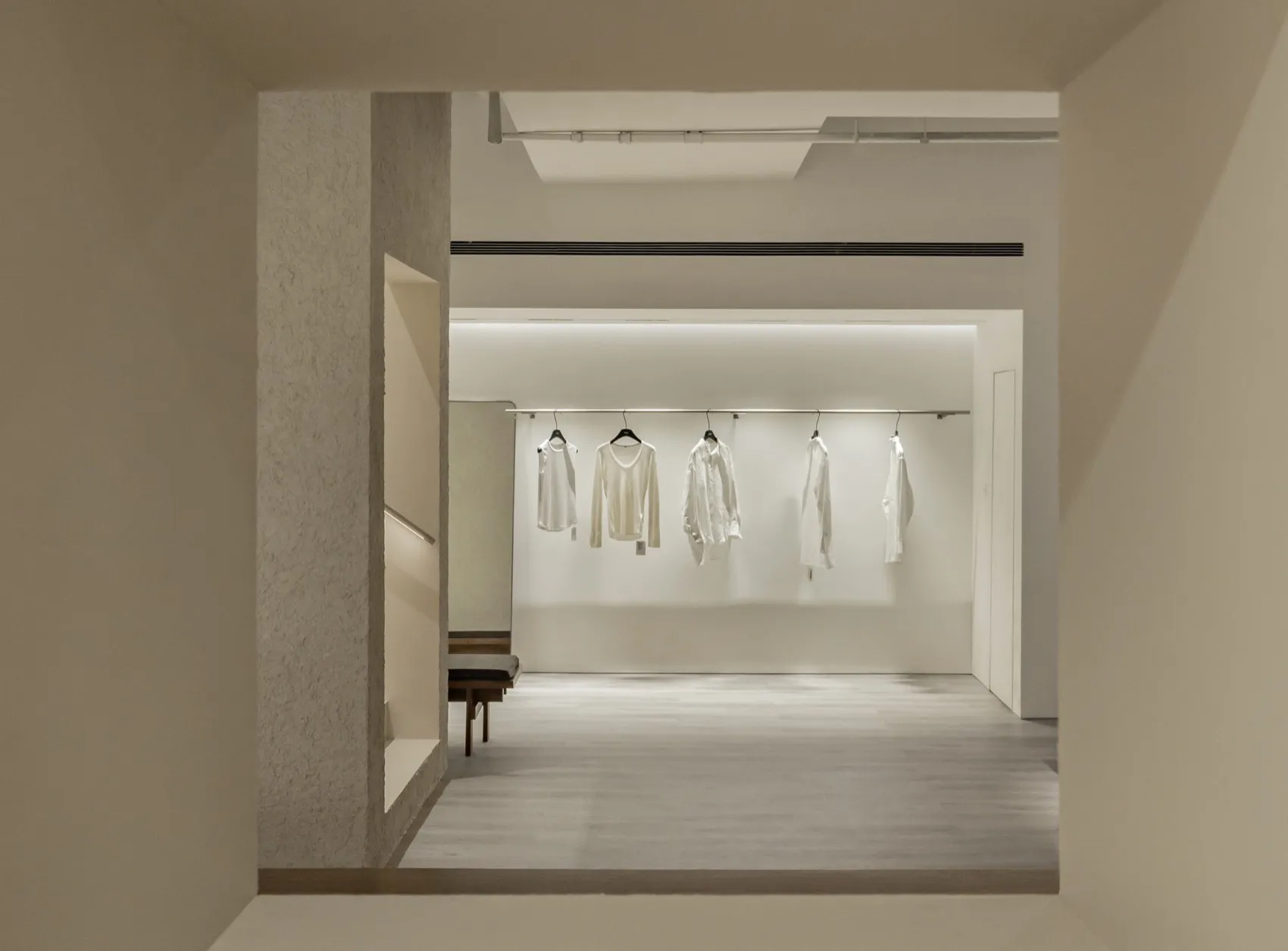 極簡零售店面展示白色服裝,呈現極簡概念。