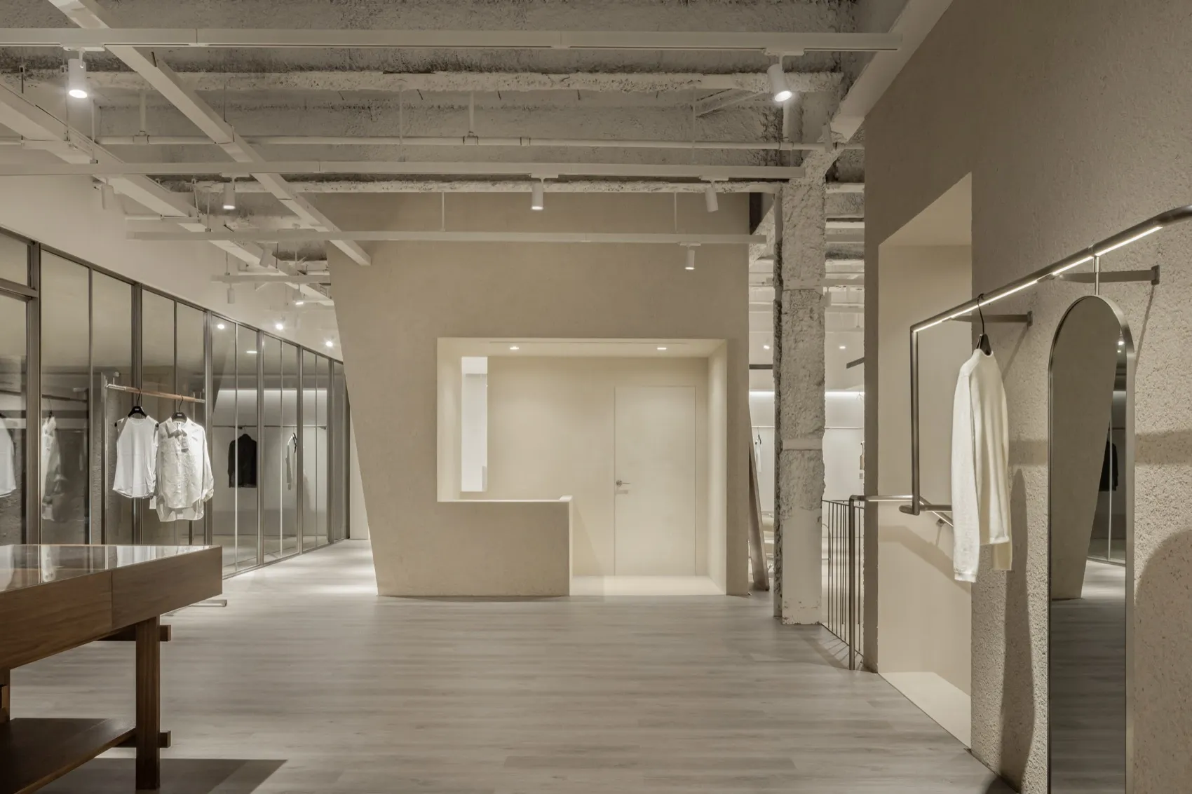 極簡服裝精品店,採用混凝土與玻璃材質。