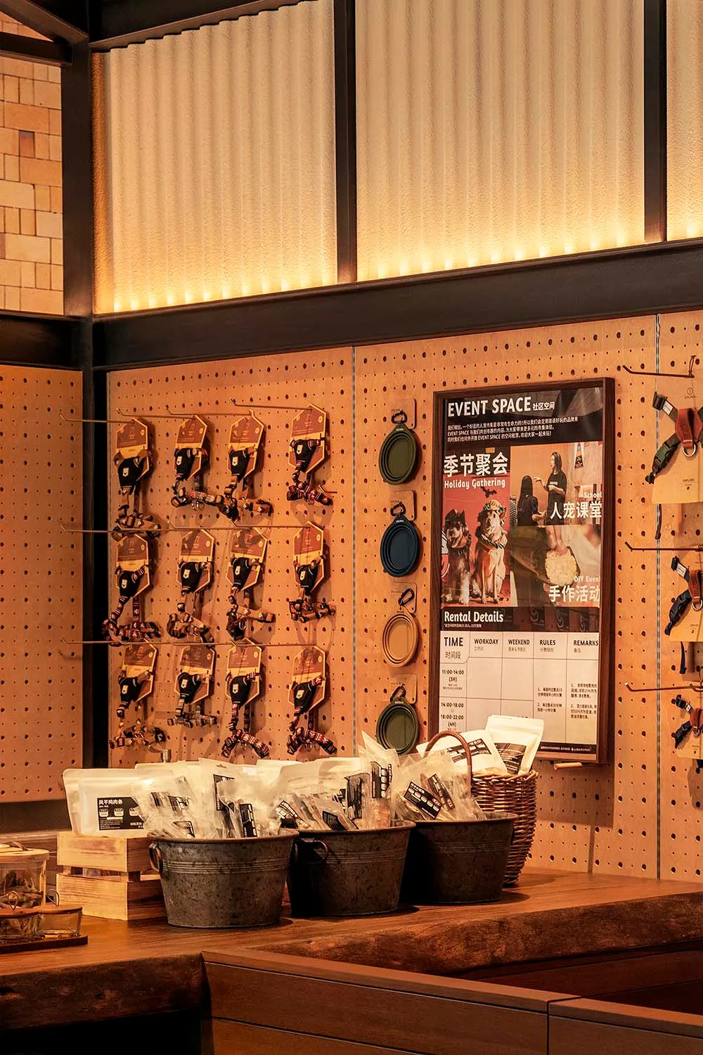 寵物店展示區,設有金屬掛鉤、木質層板,以及掛在鉤上的布袋。