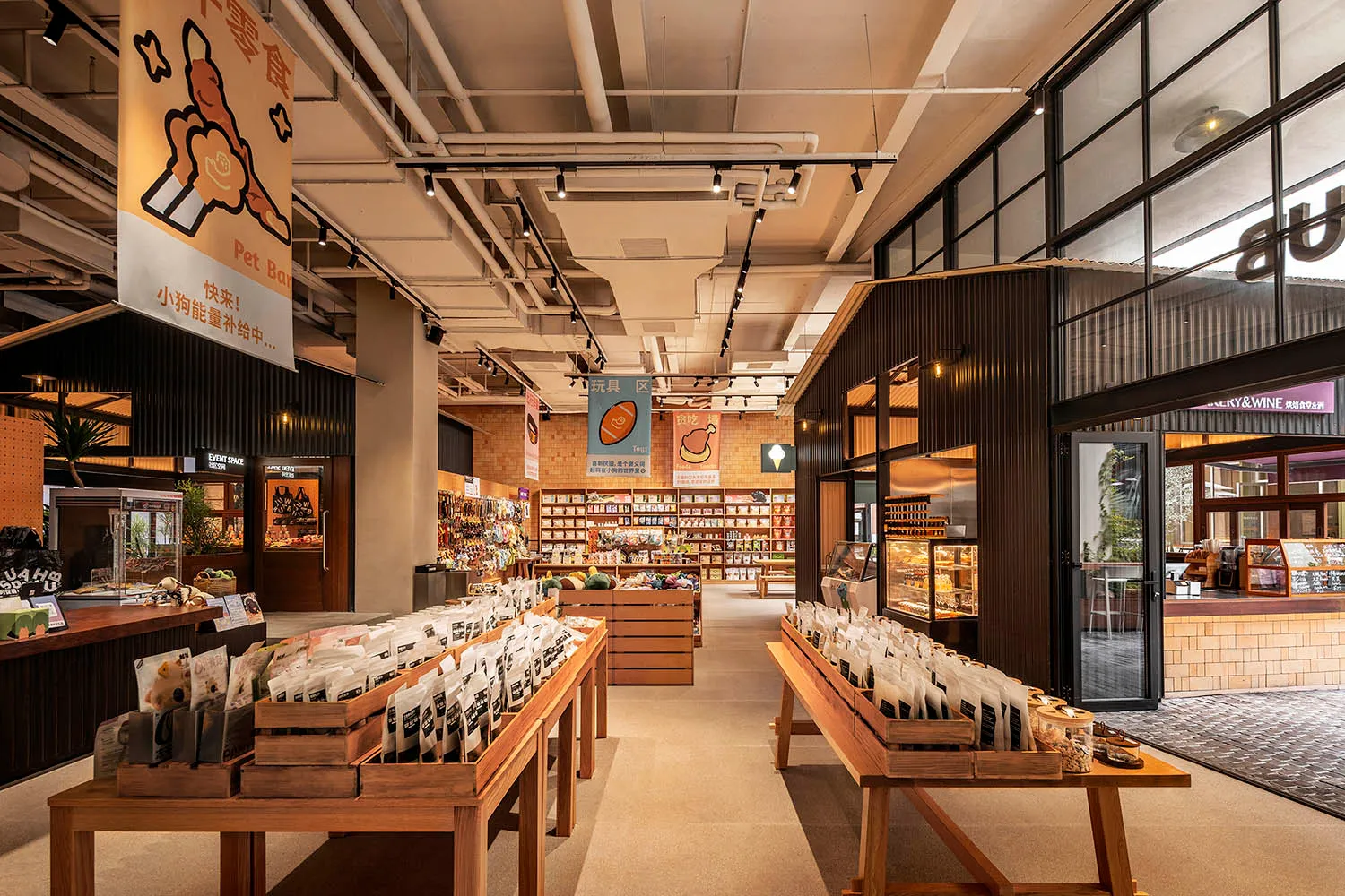 寬敞的寵物店室內空間,設有多個區域陳列寵物用品與配件。