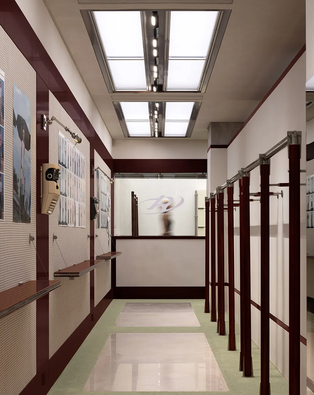 現代工業風展示間,強調金屬與玻璃元素