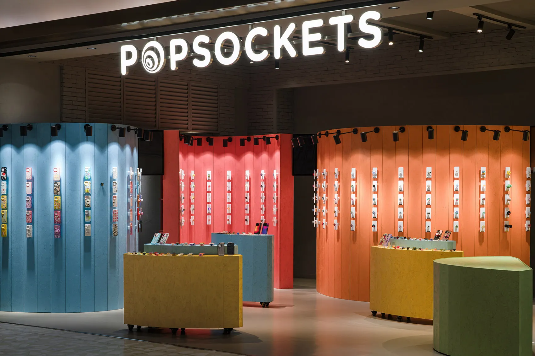 一間 PopSockets 手機支架零售店,色彩繽紛的牆面展示各種設計款式。