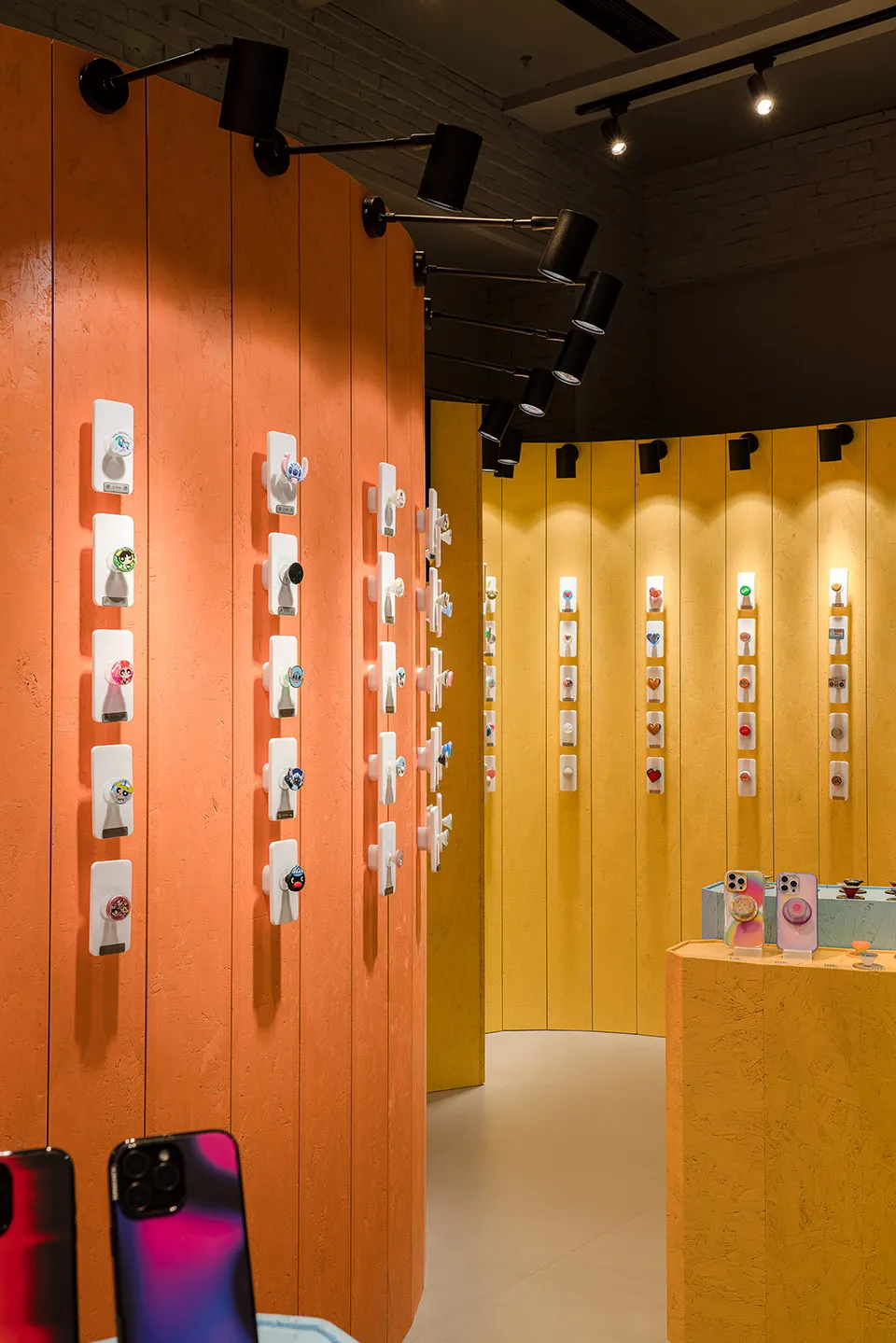 手機配件店以金屬鋁材展示架與設計元素呈現。