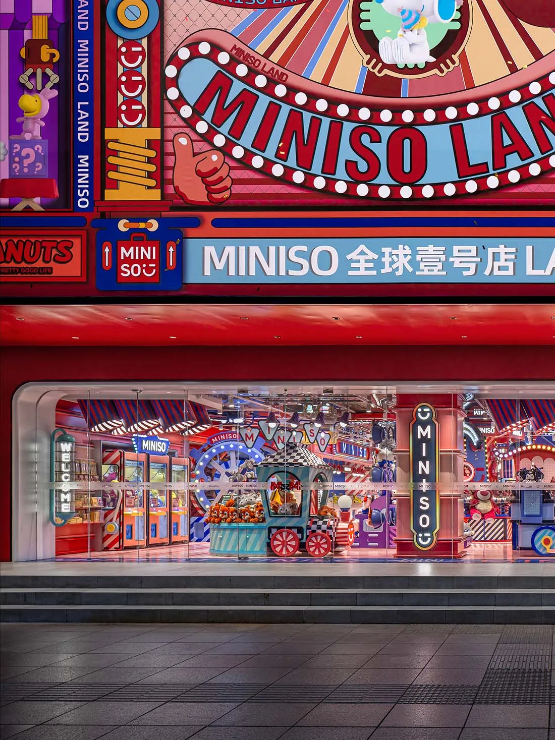 充滿活力的店面擁有色彩繽紛的招牌與明亮燈光,展示各式商品。