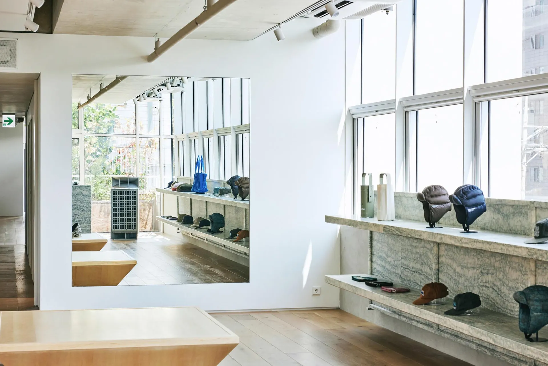 現代店面室內以木質與花崗岩表面展示商品的展示架。