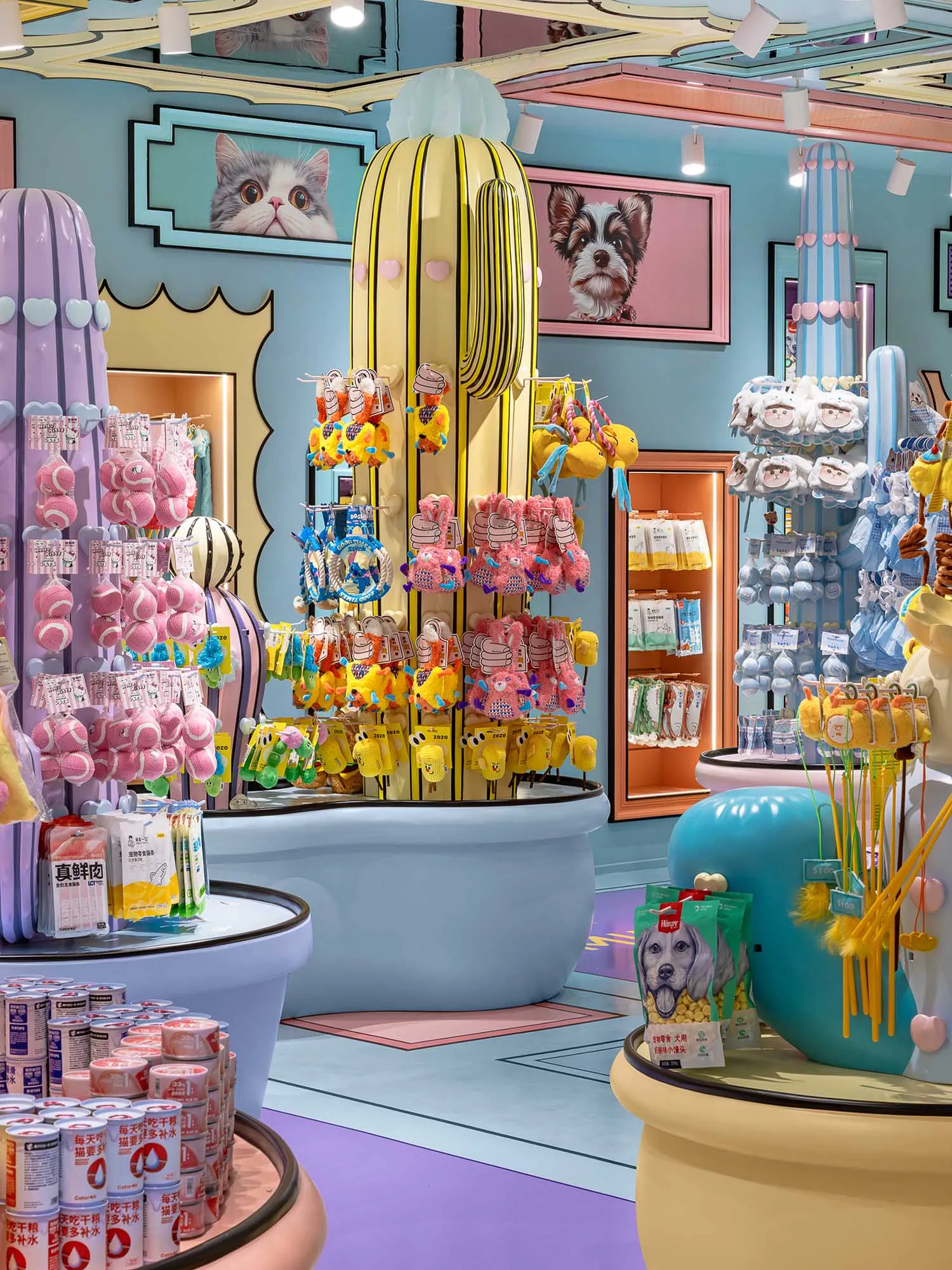 色彩繽紛且充滿玩心的寵物店室內,展示各式商品與裝飾品。