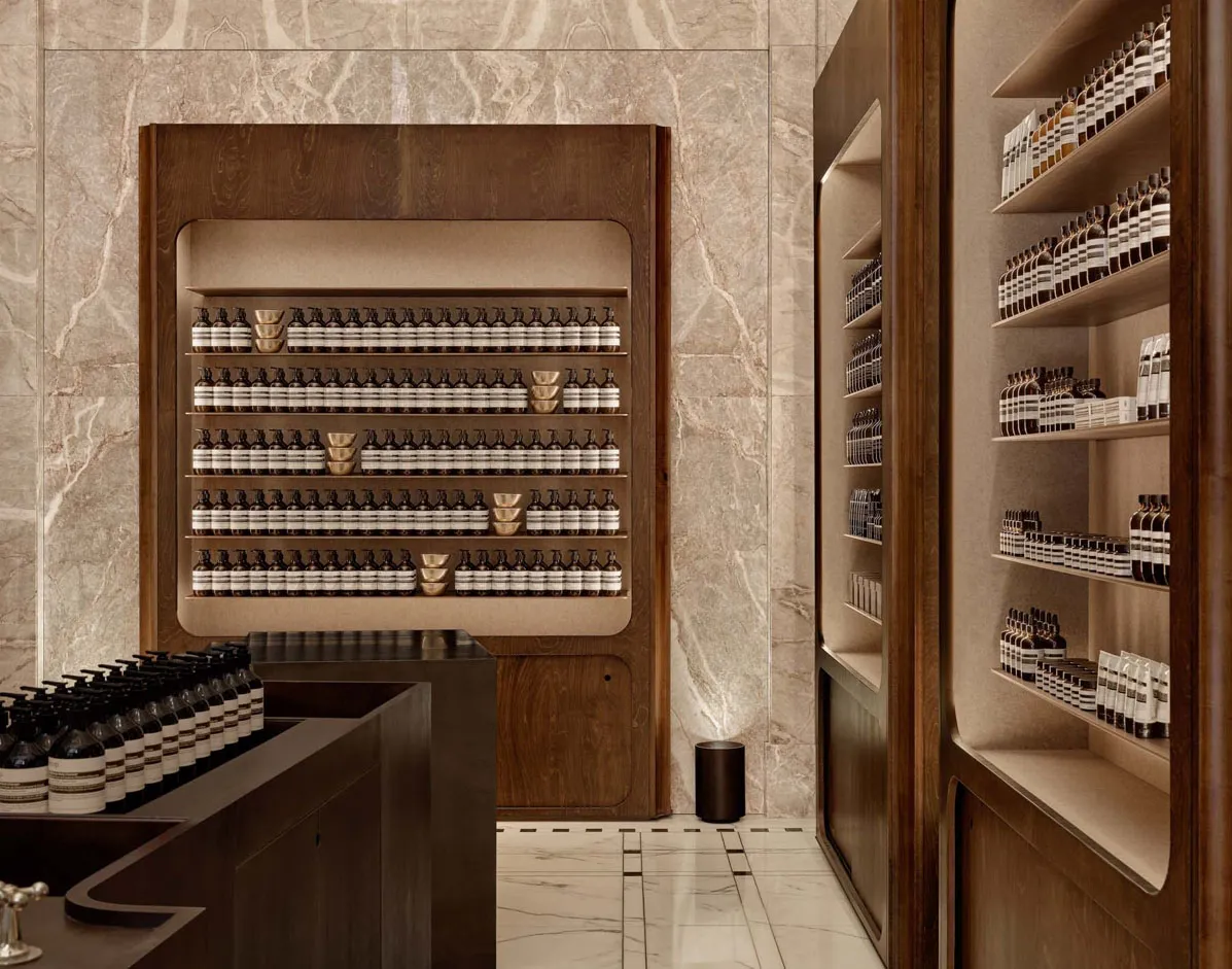 現代零售店,木質層架搭配大理石牆面瓷磚