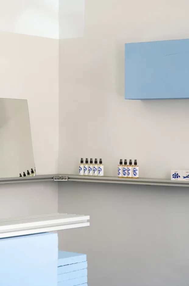 極簡產品展示,採用金屬與玻璃層架,展現現代美學與實用功能。