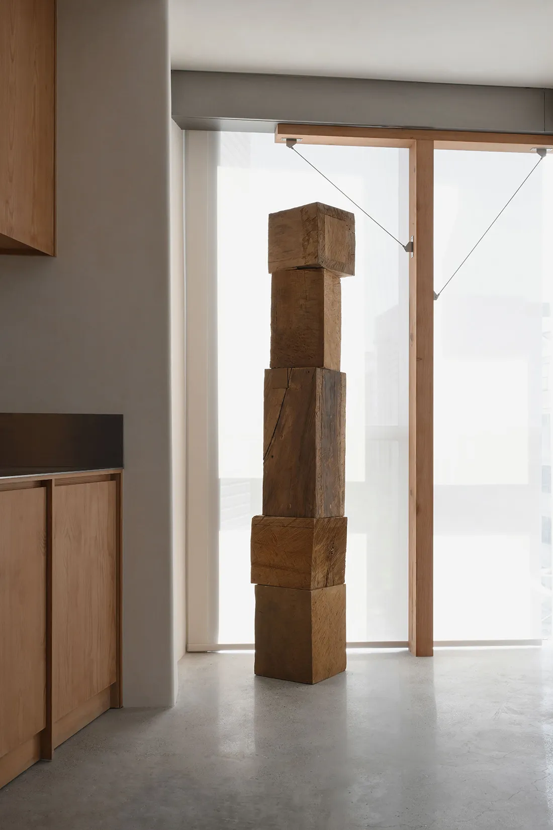 現代室內空間，展現木質柱體