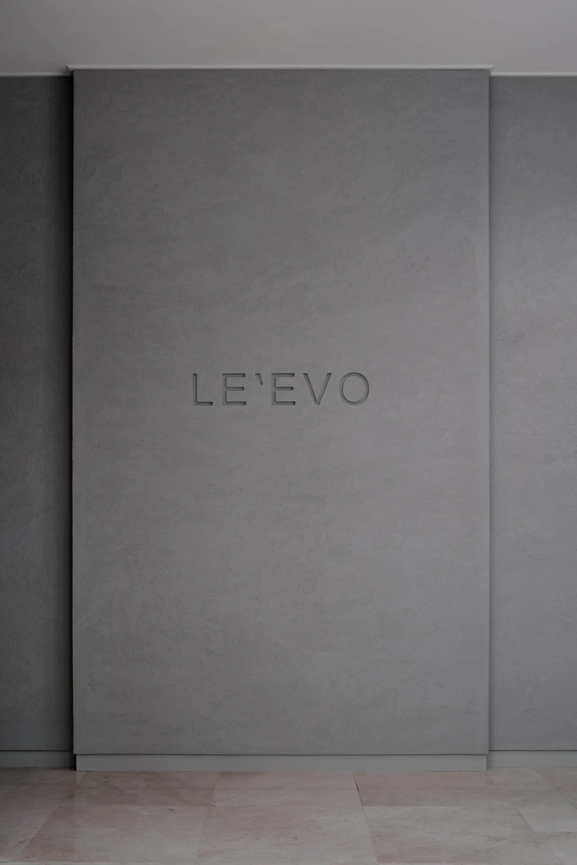 混凝土牆面刻有「LE'EVO」文字