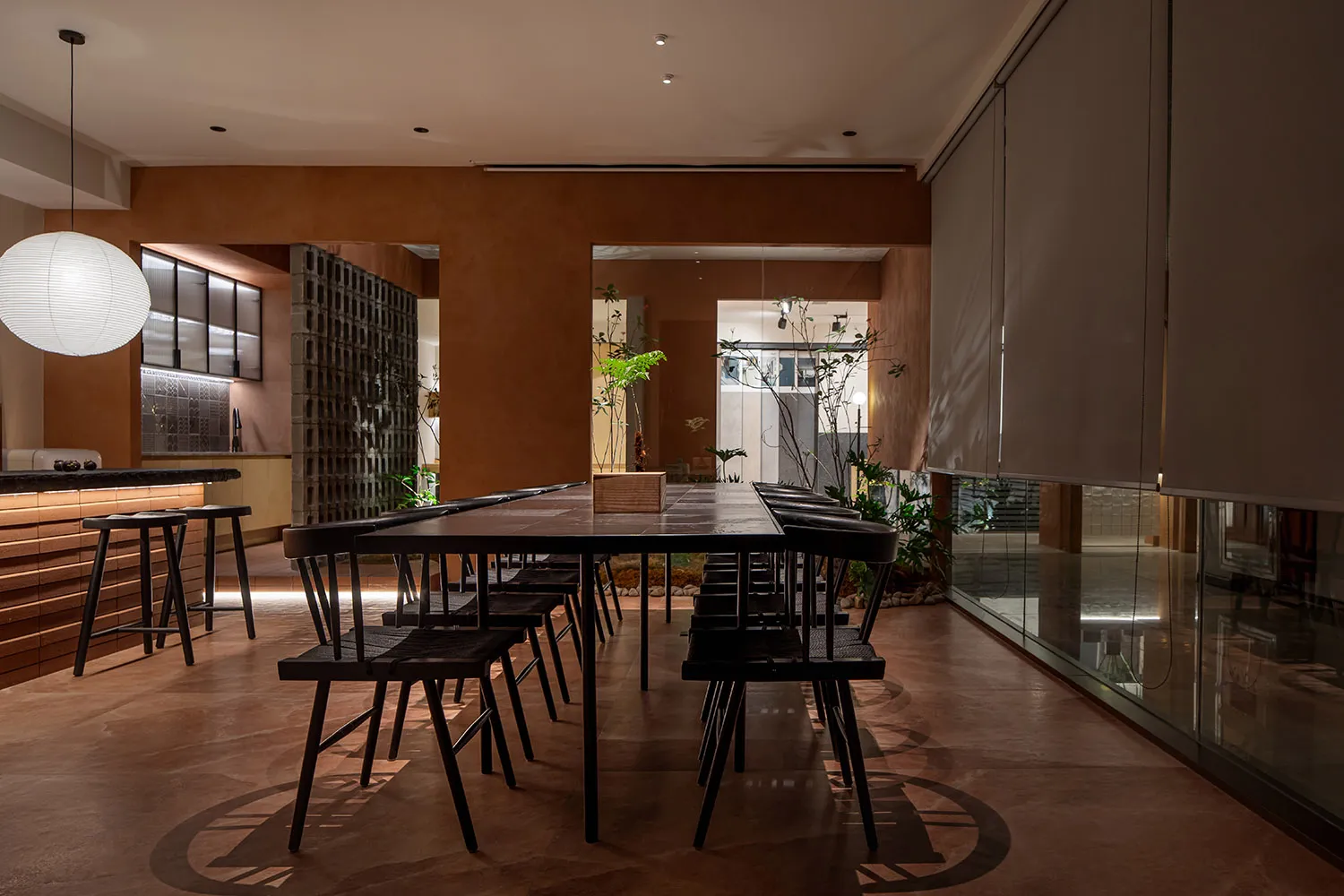 現代工業風餐廳室內,採用混凝土與玻璃元素