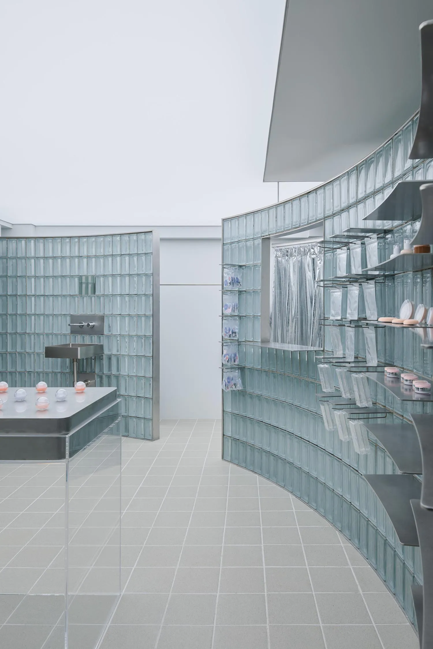現代玻璃店面搭配弧形展示櫃,陳列美妝產品。