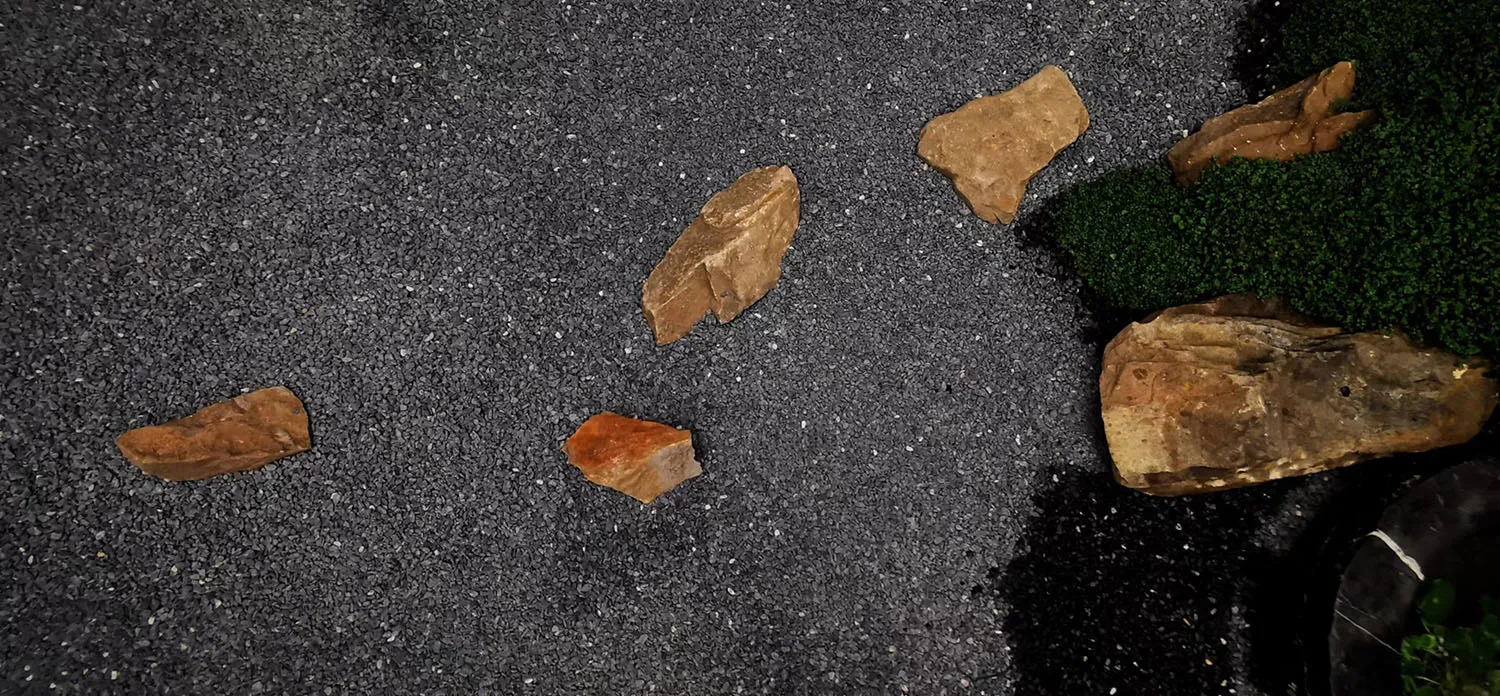 散落於礫石地面的石頭