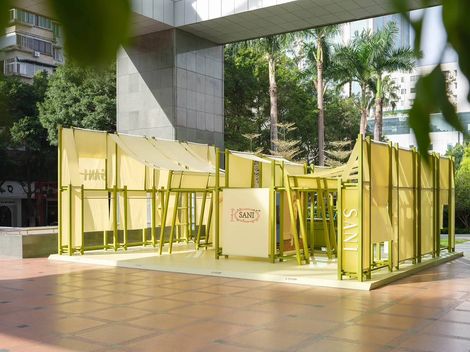 黃色建築空間，搭配布質遮陽篷以及木質與金屬結構元素。