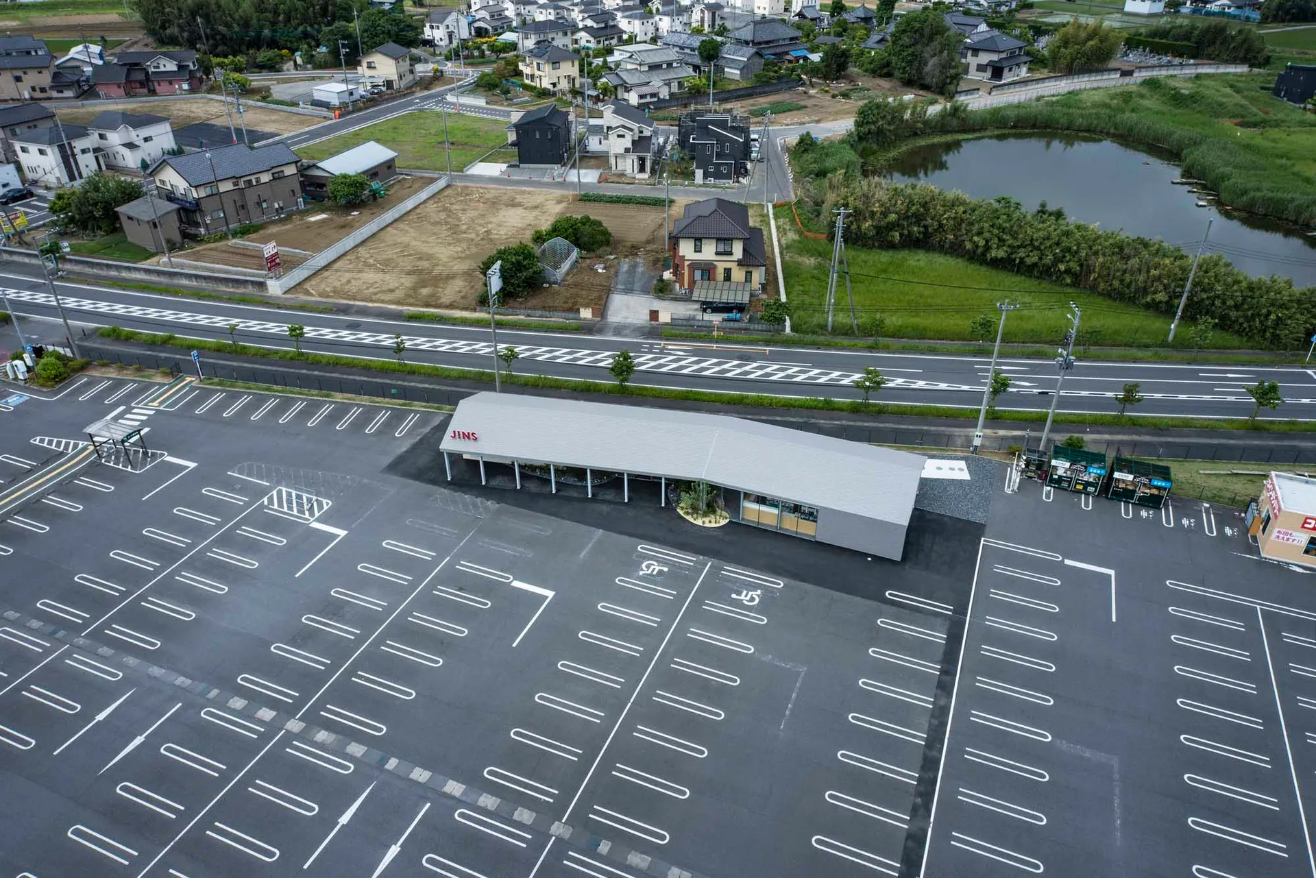 停車場內的大型混凝土雕塑。