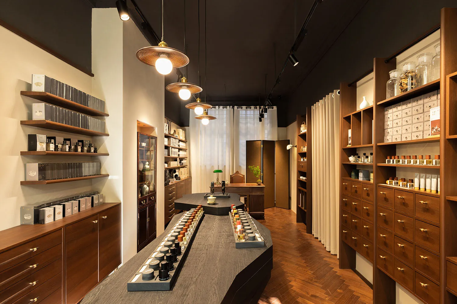 現代零售店內部,展示木質香水櫃檯及各式商品陳列。