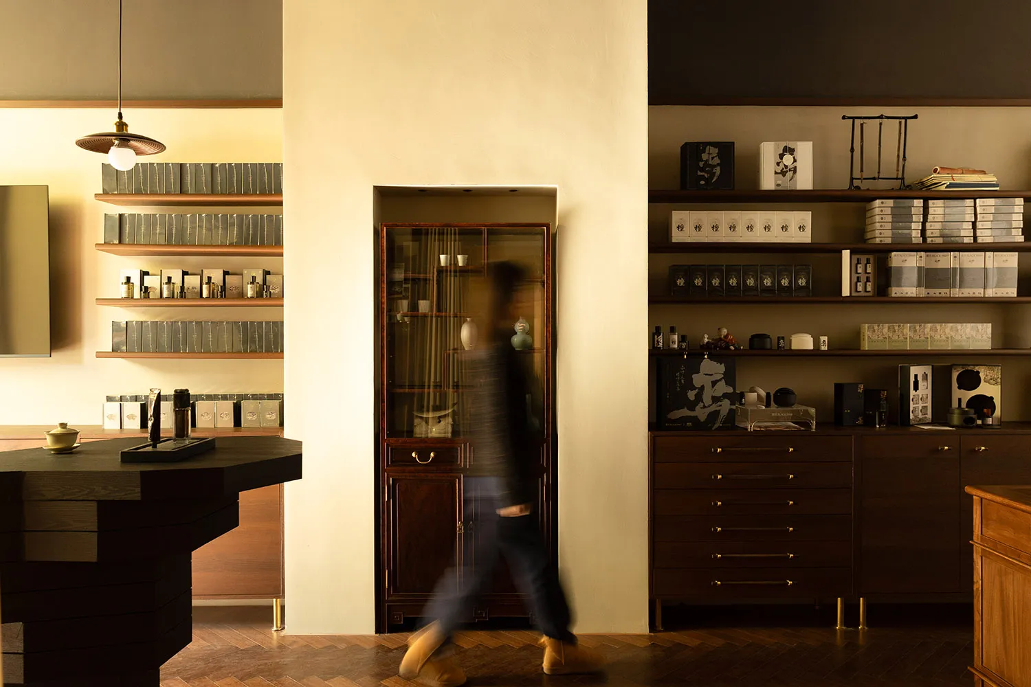 現代零售店面，設有木質與皮革吧台，以及玻璃展示櫃與層架。