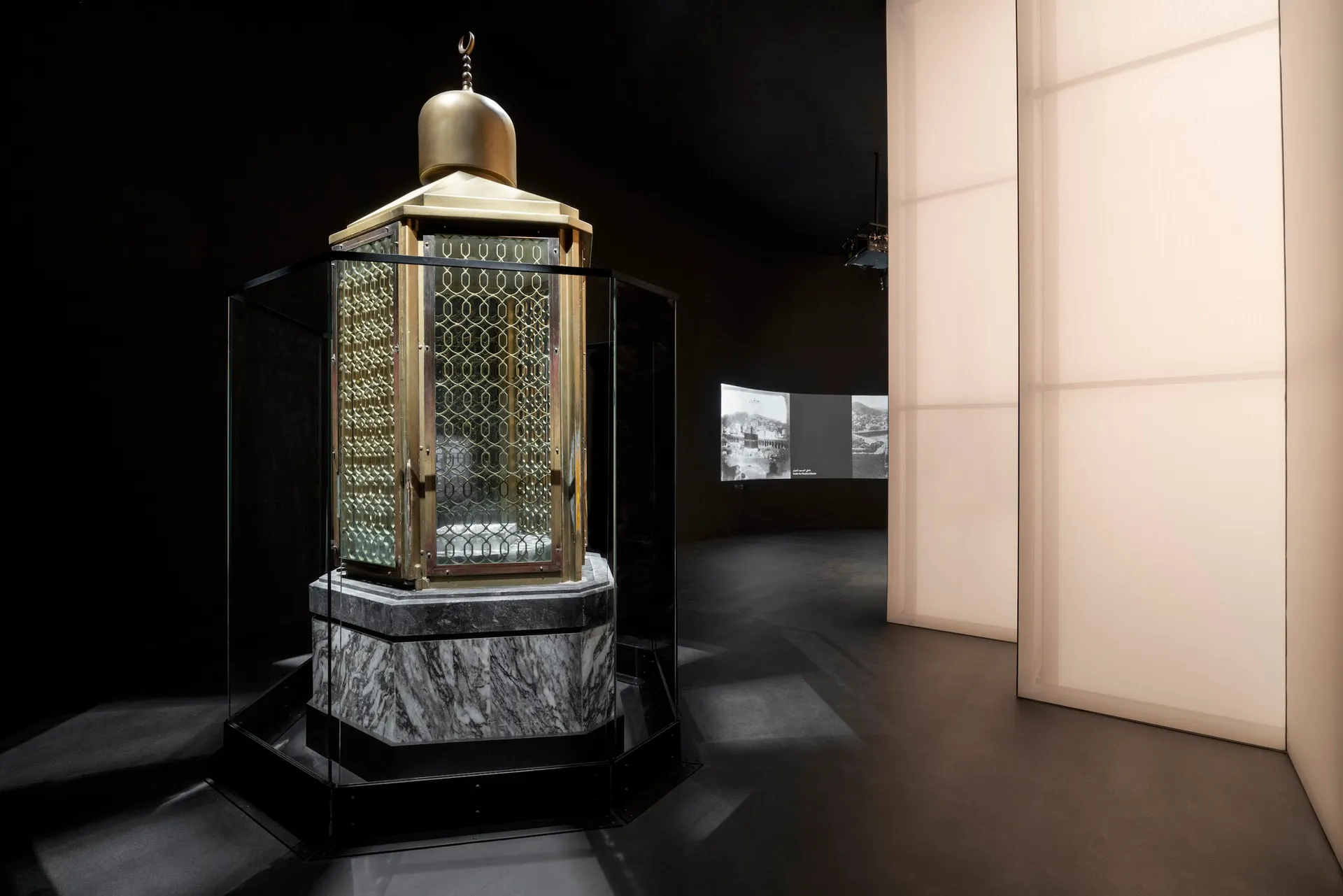 金屬展覽展示櫃搭配玻璃正面,安裝於大理石基座上,並以金色圓頂收尾。