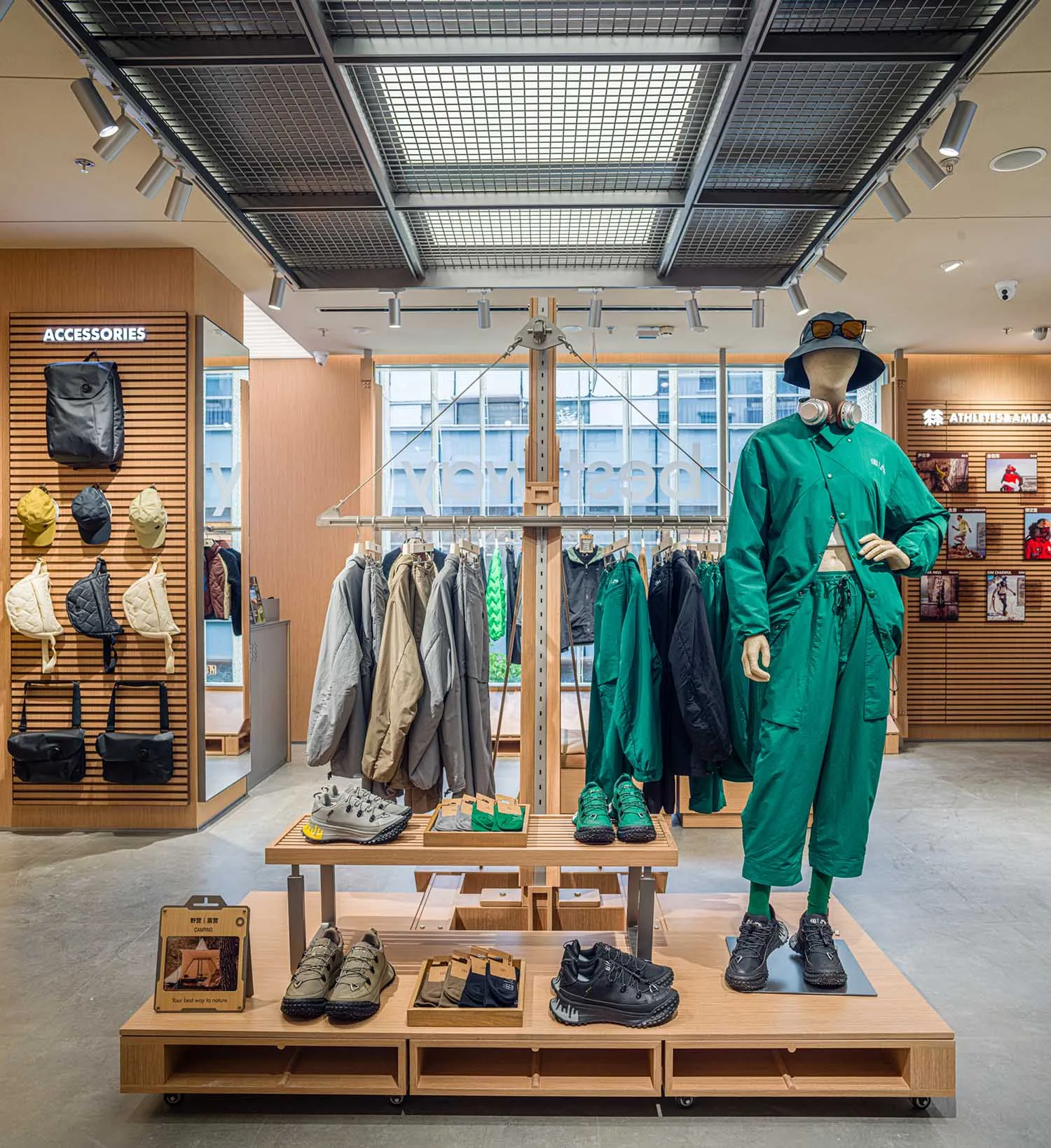 現代零售室內以木質構造打造，展示運動服飾、鞋款與配件。