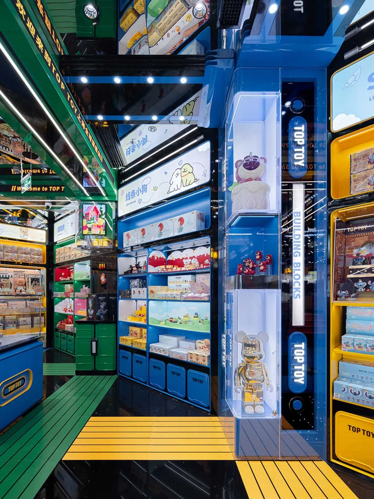 色彩繽紛且現代的玩具店，展示各種玩具與商品的貨架。