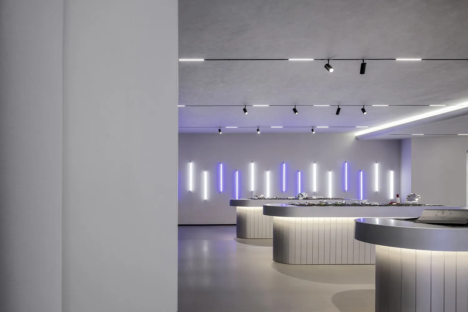 A modern reception counter with metallic and concrete finishes.