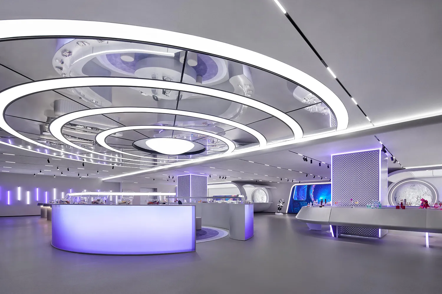 極簡零售店室內空間，設有玻璃櫃台。