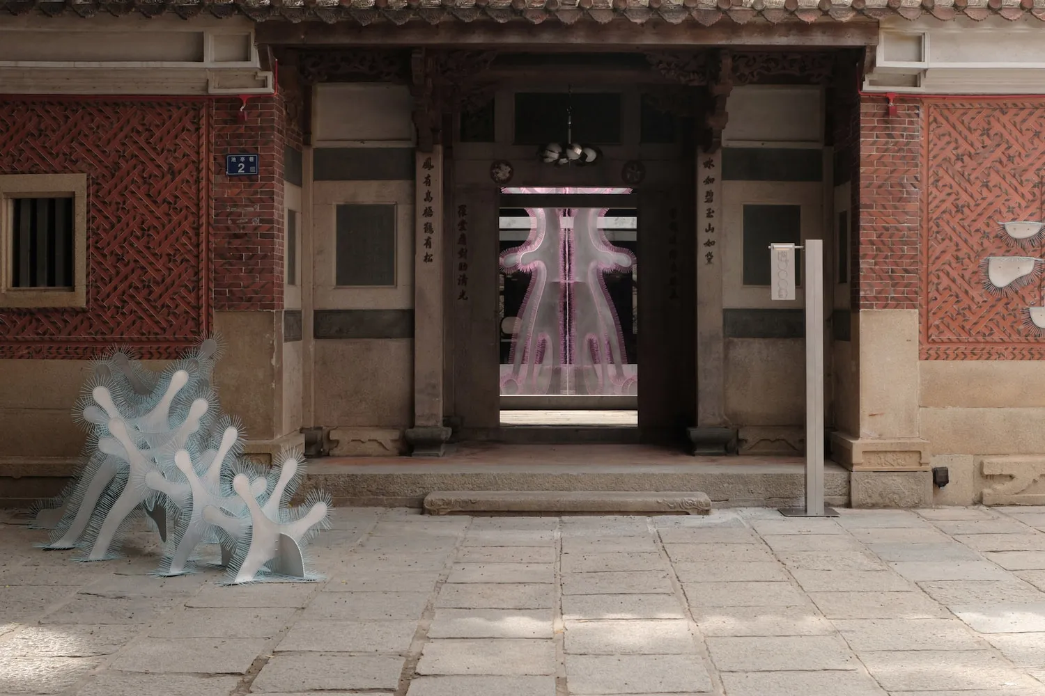 傳統建築採用瓷磚與混凝土外牆,搭配精緻雕刻與裝飾元素。