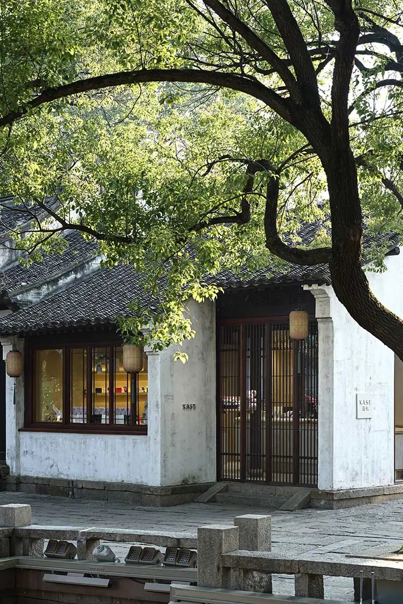 傳統店面,混凝土牆面搭配木樑。