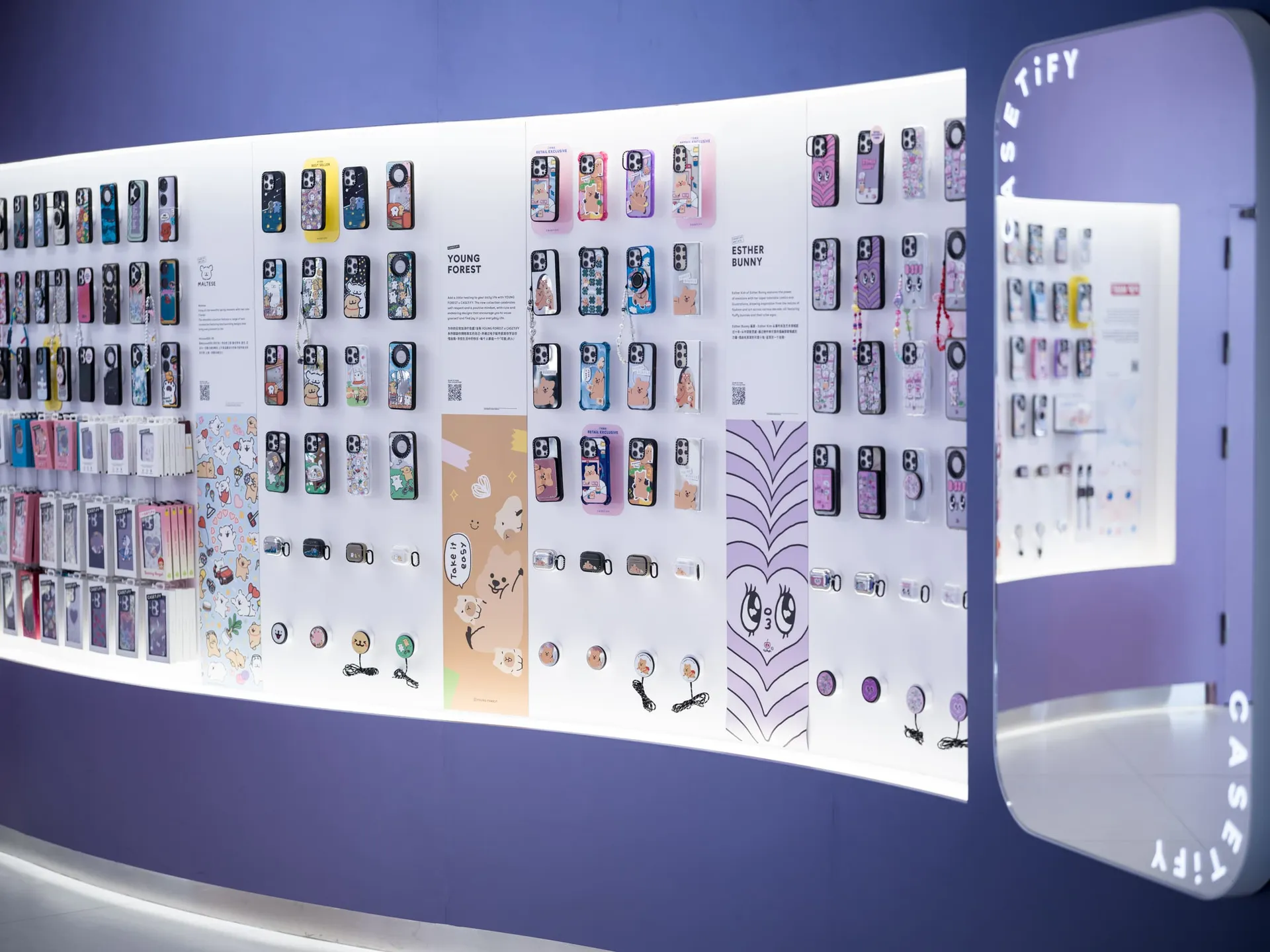 零售店內展示的手機殼與配件