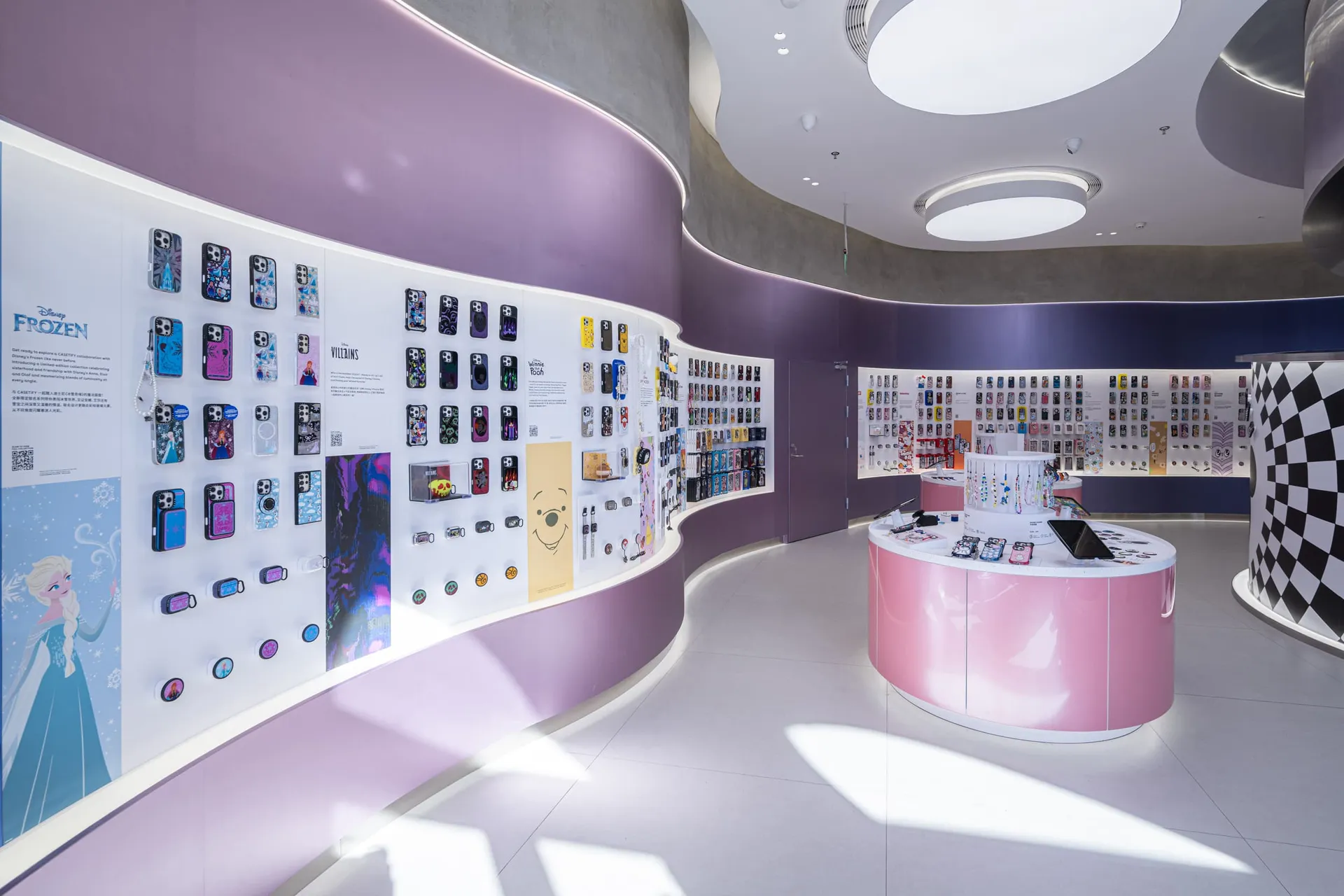 現代曲面牆展示零售店內各式手機配件。